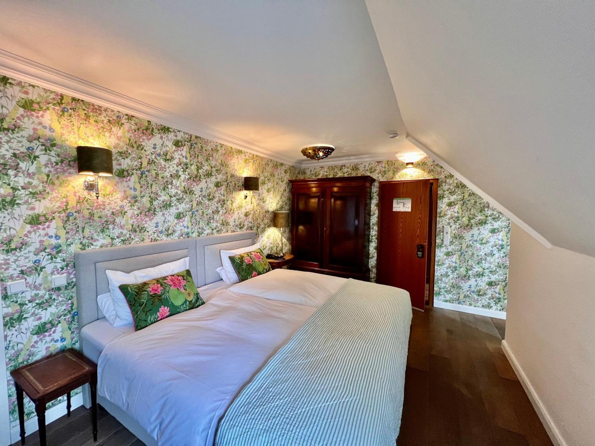 Ashley's Garden Hotel 4*